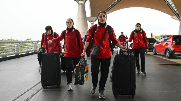 家族の安全が圧力か　イラン女子代表　庇護断念し帰国へ