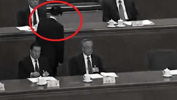 序列4位の王滬寧が習近平に異例のお辞儀　「両会」中の注目の一幕