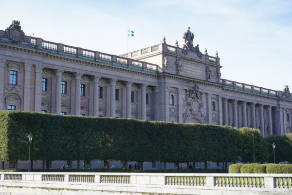 違反なら国外追放　スウェーデン政府　移民に「まっとうな生活」義務化