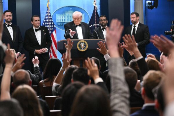 ホワイトハウス記者協会夕食会で銃撃　シークレットサービス要員が被弾　トランプ夫妻は退避