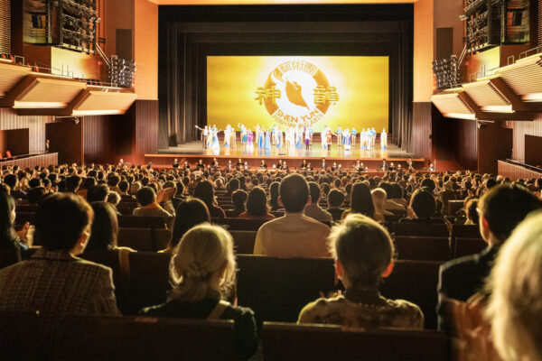 神韻八王子公演　観客の驚き　「神韻の芸術監督はまさに神の化身」
