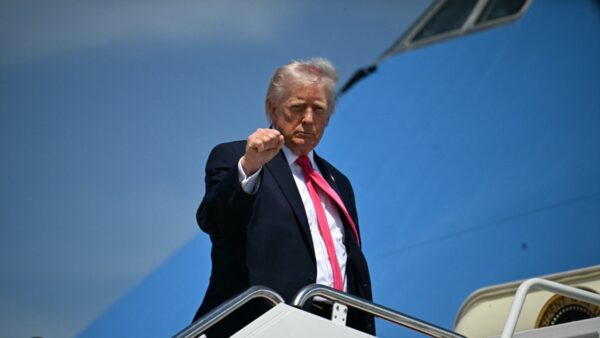 米軍　封鎖突破を試みたイラン貨物船を拿捕