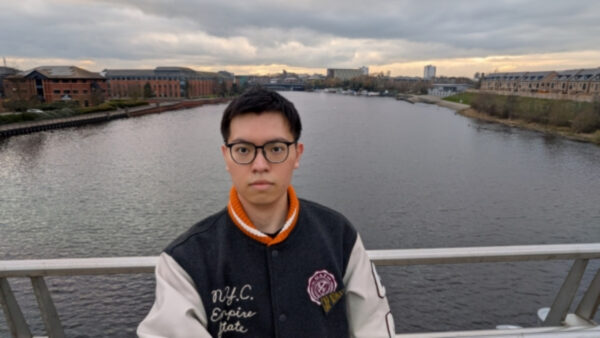 中国人留学生が海外で反共宣言を読み上げ　習近平退陣を要求