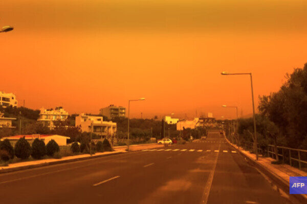 サハラ砂塵の影響でギリシャ・クレタ島の空がオレンジ色に
