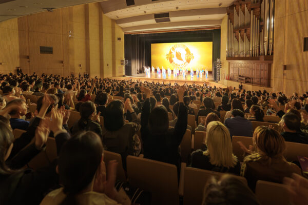 著名俳優から議員まで…世界最高峰の舞台に各界から絶賛の声　劇場で万雷の拍手