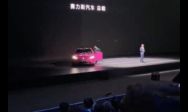 新車が動かない？　 中国EV発表会でトラブル 演出説明に疑問