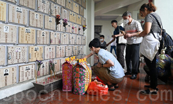 「清明節」で墓参り代行需要急増 別の墓を拝むミスも＝中国