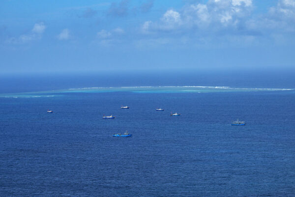中共　南シナ海で人工島造成　50棟超の建物とヘリポート確認