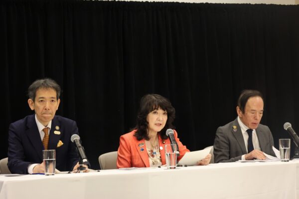 片山財務相　円安急落で「断固たる措置」示唆 　「外出の時もお休みの時もスマホを離さずに」