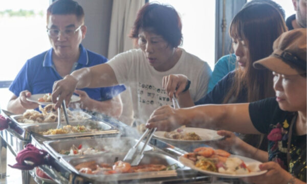 中国海鮮食べ放題チェーン「星倫多」　半年で店舗半減　客離れ進む