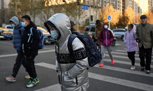 刃物対策で透明袋登校　中国の学校でカバン禁止