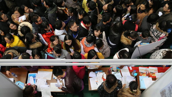 中国 博士なのにまた修士 就職難で学び直し制度に疑問