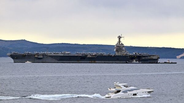 「フォード」紅海入り　中東で米空母3隻態勢へ