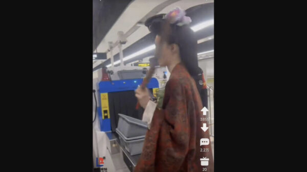 伝統衣装着ていたら地下鉄で足止め 中国・上海