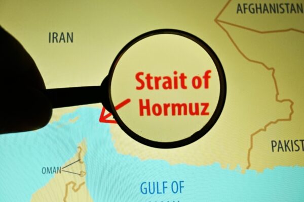 クルーズ船がホルムズ海峡通過　航路安全に懸念　海運各社は慎重