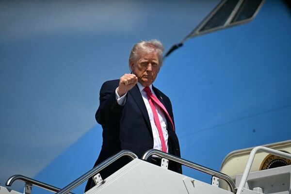 イランがホルムズ海峡開放　原油価格は11％急落