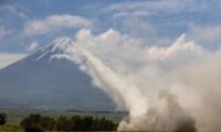 米海兵隊が富士山麓でHIMARS射撃訓練　日台もモバイルミサイル能力を拡充