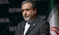 微妙な時期の訪中　イラン外相の北京行きに注目集まる