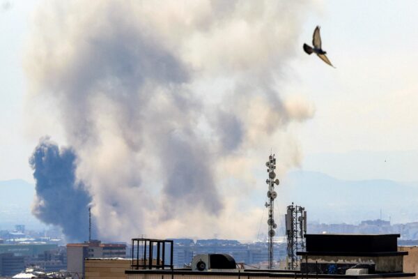 イランが核兵器を放棄しなければトランプの攻撃は激化し続ける＝専門家
