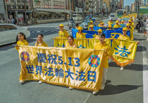 浅草で法輪大法デー記念パレード　沿道から「真・善・忍は大切」の声
