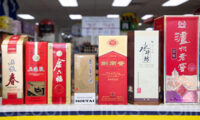 中国の高級酒「五糧液」が苦戦　株価はピーク時の4分の1に