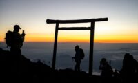 富士山頂で中国五星旗を掲げ物議　中国人の心の中に潜む中国共産党文化