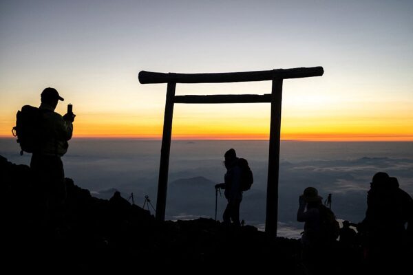 富士山頂で中国五星旗を掲げ物議　中国人の心の中に潜む中国共産党文化