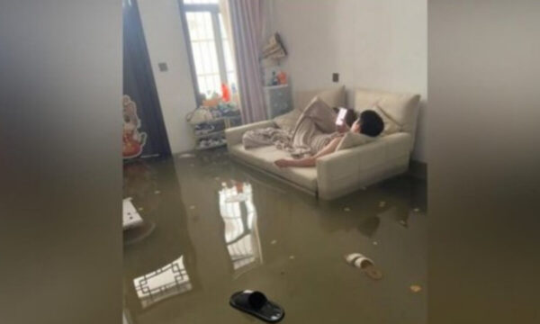 「焦っても水は引かない」　達観した中国男性にネット二度見
