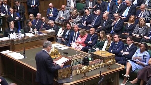 英労働党政権に逆風　保健相が辞任　