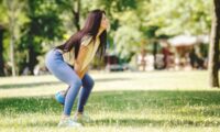 硬い太もも裏が腰痛の原因に？　5つの改善エクササイズ