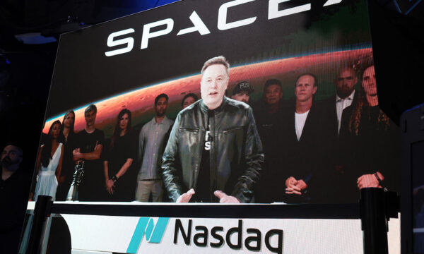 マスク氏　テスラとスペースXの合併に前向き　狙いと課題は