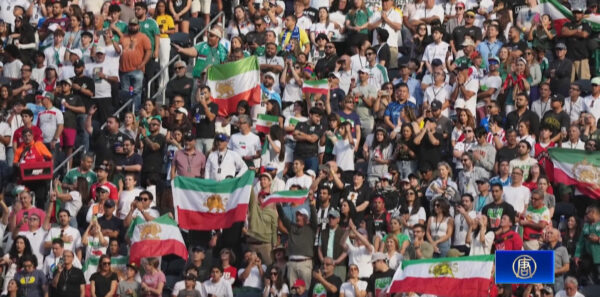 W杯イラン初戦　反体制派象徴の旧国旗掲げられる