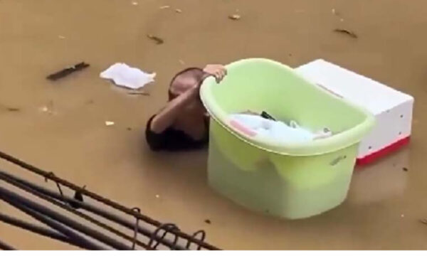 洪水の中 赤ちゃんをバケツに入れて避難　「またも予告なしのダム放流」と住民怒り＝中国・湖北省