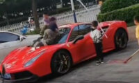 親も青ざめた　フェラーリが子供の滑り台に＝中国