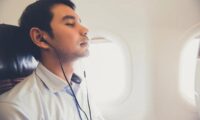 飛行機の離陸・着陸時に窓のシェードを開ける理由