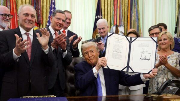 トランプ氏　不法移民対策予算案に署名　ICEなどに700億ドル投入