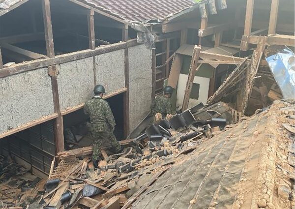 熊本地震   死者30人　自衛隊4600人が救助継続　猛暑と断水の「二重災害」に対応