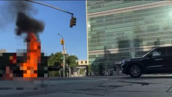 国連本部前でチベット人男性が焼身抗議