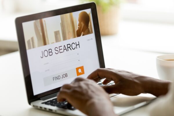 AI応募が求人市場を混乱　企業も求職者も選考難