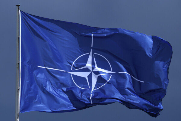 NATO司令官「欧州が米軍削減の空白補完」防衛負担と再編の実態
