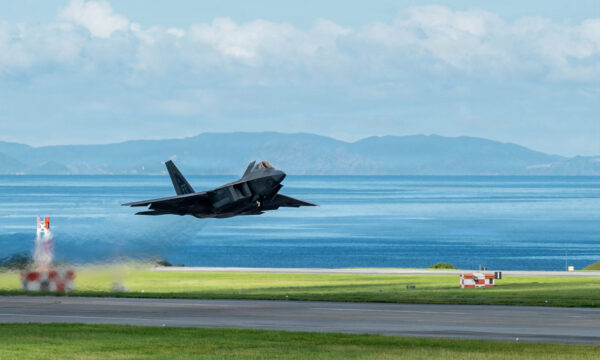 F-22ラプターが嘉手納基地に再展開　米軍が統合作戦能力を検証
