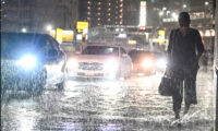 千葉で記録的豪雨　交通まひ　成田空港で旅客足止め