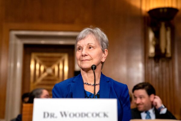 FDA高官　コロナワクチン接種後の健康問題を研究するようファウチ氏とNIH所長に要請していた