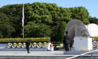 被爆81年の広島　首相あいさつ「非核三原則を堅持」　