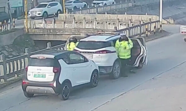 交通違反も「金次第」　景気悪化で広がる中国警察の腐敗
