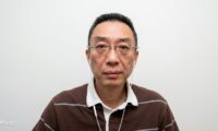 共産党のために書いた記者が　なぜ中国を逃れたのか