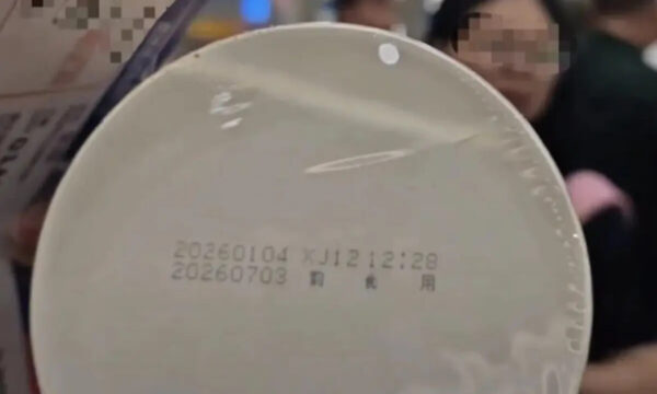 4時間近く遅れた中国便　乗客に配られたのは賞味期限切れのカップ麺