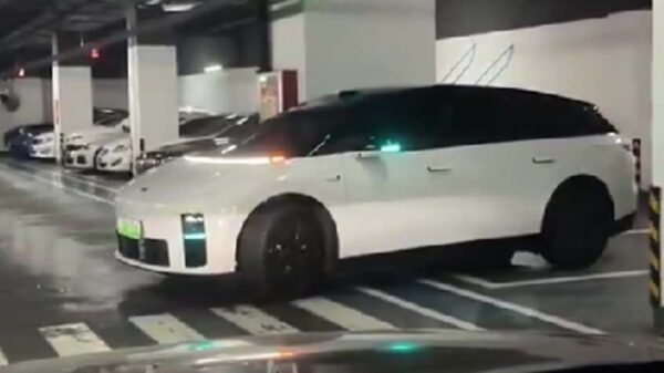 中国EV「自動駐車」が迷走　通路を塞ぎ最後は手動で駐車