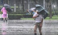 台風直撃で街は冠水　それでも「休めない」上海