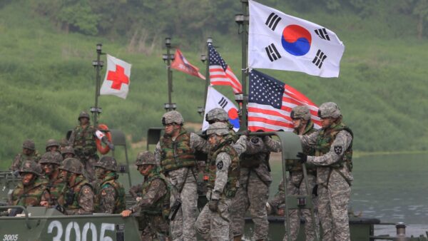 米韓演習を異例の途中終了　王毅訪韓で朝鮮半島巡る駆け引き強まる